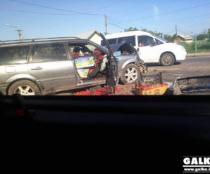 Ранкова ДТП у Крихівцях з травмованими: розбиті дві машини, рух ускладнений (ФОТО)