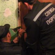 Рятувальники допомогли поліцейським потрапити до неадекватного прикарпатця