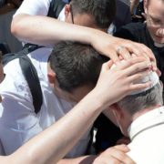 «Впіймали» Папу, як він цілував руки священикам