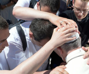 «Впіймали» Папу, як він цілував руки священикам