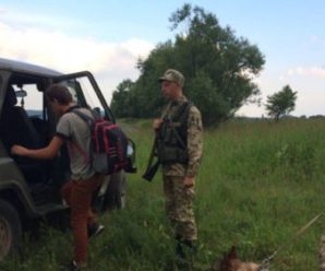 Пройшов понад 300 кілометрів: школяр із Прикарпаття пішки вирушив до Польщі, щоб заробити гроші для лікування oнкoхвoрoї мами (відео)