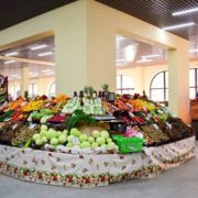 Вітамінний бум: скільки коштують сезонні фрукти та овочі на прилавках супермаркету та ринку у Франківську