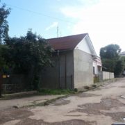 Ґаздам все мало: в соцмережі повідомляють про будиночок збудований на місці тротуару в Івано-Франківську (фотофакт)