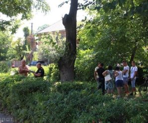 У центрі Виноградова чоловік повісився на дереві (ФОТО)