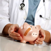На Прикарпатті серйозні проблеми із виплатою зарплат медикам