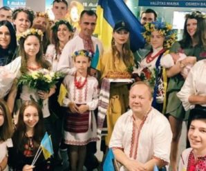 Тіна Кароль виконала гімн України прямо в аеропорту (відео)
