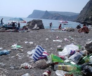 Курортний сезон в Криму: гори сміття, порожні пляжі та «віджим» землі