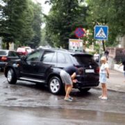 У Івано-Франківську жінка на бюджетному авто пошкодила елітний позашляховик