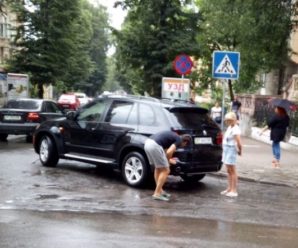У Івано-Франківську жінка на бюджетному авто пошкодила елітний позашляховик