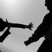 Насильство в сім’ї. В Івано-Франківську чоловік бив та душив дружину (відео)