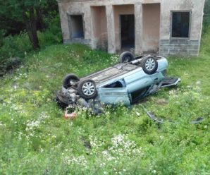 В Івано-Франківській області автомобіль злетів з дороги та перекинувся (фото)
