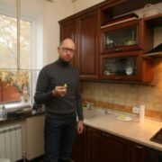 “Не дай Бог мати такого сусіда!”: Віталій Журавський пообіцяв напитися, коли Яценюк змінить квартиру