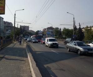 Франківськ стоїть у заторах. Дорожники ремонтують міст на Пасічну (ФОТО)