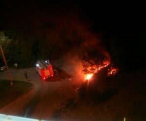 В Івано-Франківську цієї ночі невідомі палили шини у спальному районі міста (фото)