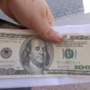 У Франківську переселенка з Луганська звинувачує “Сбербанк” у видачі фальшивих доларів