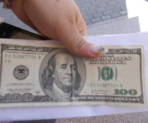 У Франківську переселенка з Луганська звинувачує “Сбербанк” у видачі фальшивих доларів