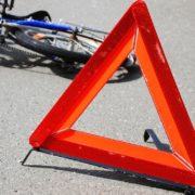 Чергова смерть на дорозі: під колесами автомобіля загинув велосипедист