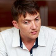 Знову без ліфчика? Надія Савченко шокувала своїм образом в ефірі одного з телеканалів. А цей нашийник для чого?