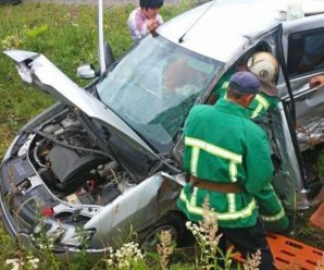 Після ДТП у Яремче, потерпілих із понівеченого автомобіля довелось вирізати рятувальникам