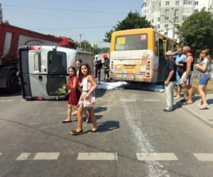 Потужна ДТП у Пасічній: перекинутий мікроавтобус, розбиті ВАЗ та маршрутка (фото)
