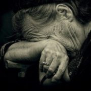 Старенька ходить на власну могилу і плаче: На Кіровоградщині дочка “поховала” матір заради земельного паю