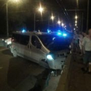 ДТП у Франківську: мікроавтобус влетів у відбійник на мості. ФОТО