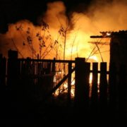 На Прикарпатті чоловік після сварки з дружиною та сусідом спалив хлів