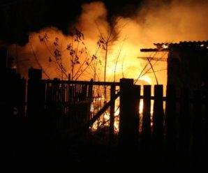 На Прикарпатті чоловік після сварки з дружиною та сусідом спалив хлів
