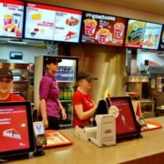 Зворотний бік McDonald’s: екс-працівники зізналися, як обманювали клієнтів
