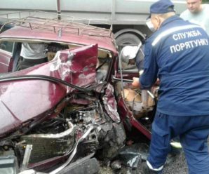 ДТП на Прикарпатті: потерпілого з понівеченого авто рятувальники вирізали гідравлічним інструментом