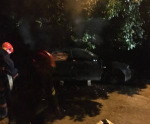 Горіло-палало: у Франківську на Пасічній підпалили автомобіль “Ауді”. ФОТО