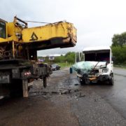 Фото моторошної ДТП: рейсовий мікроавтобус врізався в автокран, є постраждалі (оновляється)