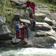 На Прикарпатті рятувальники витягували з водоспаду туристку (фото)