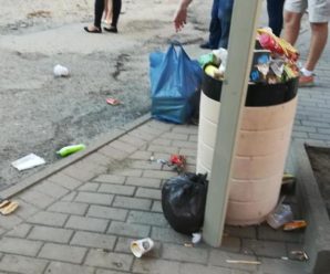 Франківці скаржаться на гори сміття біля зупинок громадського транспорту (фото)
