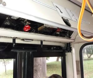 Треба тиснути кнопку, а не двері виламувати: у Франківську пасажирка пошкодила тролейбус MAN (фото)