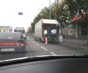 Франківські водії обурюються через вантажівку із секонд-хендом, яка перешкоджає руху. ФОТО
