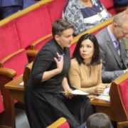 Монашка! У пошуках вдалого іміджу: Савченко прийшла на засідання Ради у новому вбранні (фото)