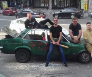 У Києві активісти повністю poзтрощили неправильно припарковане авто(відео)