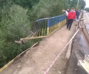 З’явилися фото з місця смертельного падіння “Пежо” з моста під Коломиєю. ФОТО