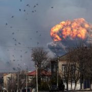 Знакове місце і день: під Вінницею вибухнули склади боєприпасів, людей евакуюють (Відео)