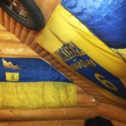 На Прикарпатті відвідувачі кафе зірвали зі стін прапори України