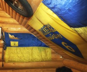На Прикарпатті відвідувачі кафе зірвали зі стін прапори України