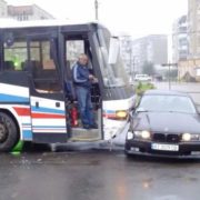 У місті на Прикарпатті пасажинський автобус врізався у “беху” (Фото, Відео)
