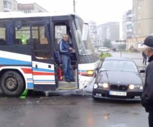 У місті на Прикарпатті пасажинський автобус врізався у “беху” (Фото, Відео)
