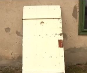 У Єзуполі у місцевій лікарні знайшли двері від карцеру із написами жертв НКВС (відео)