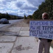 По усьому Криму люди вийшли на поодинокі пікети проти свавілля окупантів