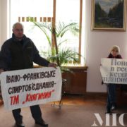 Працівники місцевого підприємства оголосили голодування. ВІДЕО