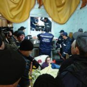 У Коростені 60 рятувальників витягли з дому жінку вагою 370 кг, щоб поїхала лікуватися