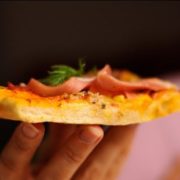 У Івано-Франківську піцу дитині подали разом із спеченим тарганом(фото)