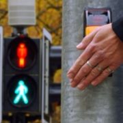 Франківці просять встановити кнопку на світлофорі для пішоходів на одній із вулиць міста